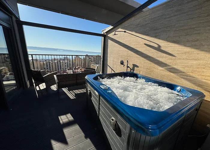 Апартаменты Magic View Luxury Penthouse With Jacuzzi And Sea View